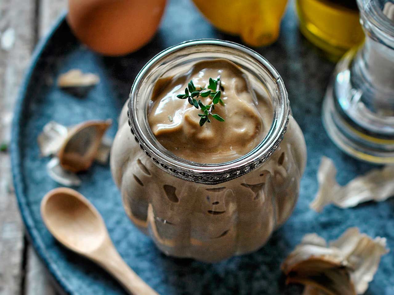 CHEESE SAUCE WITH BLACK GARLIC